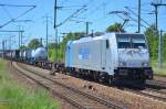 Die zweite der relativ neu bei der RTBC-Lokflotte befindlichen Railpool-Mietloks, 186 422-2 (91 80 6186 422-2 D-Rpool, Bombardier Bj.2015) mit Containerzug am 05.06.15 Bhf.