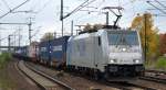 RTBC mit 186 422-2 und Containerzug am 17.10.15 Durchfahrt Bhf.