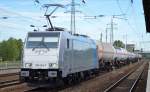 HSL mit Railpool-Lok 186 434-7 und einem Zug Gasdruckkesselwagen bei der Durchfahrt Bhf.