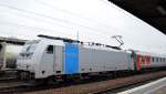 Railpool Mietlok E 186 275-4 (91 80 6186 275-4 D-Rpool, Bombardier Bj.2010] der DB Fernverkehr mit dem EN 453 am 18.02.16 Bhf. Flughafen Berlin-Schönefeld Richtung Moskau.