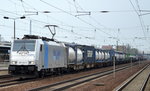 RTBC mit 186 422-2 und Containerzug am 12.04.16 Durchfahrt Bhf.