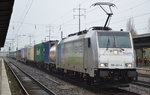 RTBC mit 186 421-4 und Containerzug am 15.04.16 Bhf.