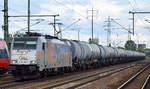Die sehr schön gestaltete Railpool Mietlok E 186 181-4 der HSL am 29.06.16 mit Kesselwagenzug in Bf.