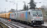 Die polnische LOTOS mit ihren beiden Railpool-Loks E 186 146-7 + 186 276-2 mit einem langen Ganzzug noch ganz neuer Drehgestell-Schüttgutwagen mit Schwenkdach und dosierbarer Schwerkraftentladung