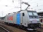 Die polnische LOTOS mit der Rpool Lok E 186 276-2 bei der Durchfahrt Bf.