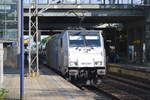 HSL mit der Railpool-Lok 186 429.7 und einem Transportzug fabrikneuer VW Crafter aus polnischer Produktion Durchfahrt Bf.