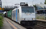 RTBC mit der Railpool-Lok 186 428-9 und Containerzug am 10.08.17 Durchfahrt Bf.