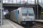 HSL mit der Railpool-Lpk E 186 147-5 und PKW-Transportzug am 30.05.17 Durchfahrt Bf.