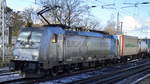 Feinstaubbelastung der Luft? was immer diese Railpool-Lok 186 421-4 der Rurtalbahn Cargo derartig verschmutzt hat, sie hätte dringend ein Wäsche verdient, hier am 05.02.18 mit Containerzug