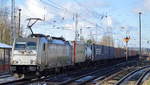 Feinstaubbelastung der Luft? was immer diese Railpool-Lok 186 421-4 der Rurtalbahn Cargo derartig verschmutzt hat, sie hätte dringend ein Wäsche verdient, hier am 05.02.18 mit Containerzug