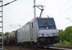 Die polnische Lotos Kolej Sp. z o.o. mit der Rpool  E 186 271-3  [NVR-Number: 91 80 6186 271-3 D-Rpool] und Kesselwagenzug am 17.05.18 Berlin-Wuhlheide.