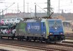 PKP cargo EU43-002 (91 51 6270 001-6 PL-PKPC, E 186 127, Bj.2007) mit einer Ladung fabrikneuer Fiat 500 auf belgischen PKW-Transportwageneinheiten Richtung Berlin-Spandau, 09.04.10 Berlin-Beusselstr.