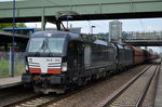 Doppeltaktion MRCE Vectron 193 613-7 + 193 607-9 für die DB mit einem Erzzug (leer) am 25.07.16 Durchfahrt Bf.