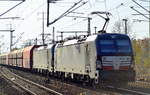 DB Cargo mit der MRCE Vectron Doppeltraktion 193 864-6 + 193 615-2 und Erzzug Richtung Eisenhüttenstadt am 16.10.17 Durchfahrt Bf.
