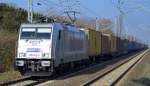 Es ist erfreulich wenn man auch mal in Berlin eine noch sehr neue Privatlok vor einem Containerzug zu Gesicht bekommt.