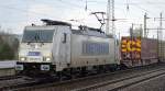 Die METRANS 386 007-9 war am 27.03.15 mit Containerzug unterwegs, es regnete in Strömen im Bhf.