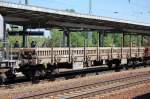 Grauer Drehgestellflachwagen mit Rungen eingestellt in Deutschland mit der Nr.