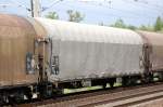 Drehgestell-Flachwagen mit Schiebeplanenhaube vom Wageneinsteller AAE Cargo eingestellt mit der Nr.