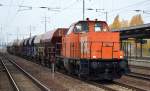 BBL 02 (214 009-3) mit einem Schotterzug am 22.10.15 Durchfahrt Bhf.