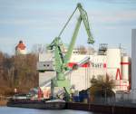 Ein Bild mit inzwischen Seltenheitswert, einer der wenigen aktiven Hafenkr�ne der BEHALA (NR.30) am Berliner Westhafen entl�dt bzw bel�dt? ein Binnenschiff, 15.11.10 Die meisten G�ter und Waren werden