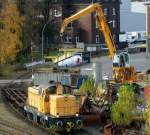 Ein Umsschlagbagger mit der typischen h�henverstellbaren F�hrerkanzel im Berliner Westhafen, es ist der LIEBHERR 934 der BEHALA am 10.11.08  Im Bildvordergrund steht die BEHALA Lok 10 (KM, Bj.1966,