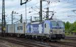 Da waren wohl Folienvandalen am Werk, die BoxXprexx Siemens Vectron 193 880 (91 80 6193 880-2 D-BOXX, Siemens Bj.2013) mit containerzug am 10.05.14 Durchfahrt Bhf.