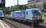 boxXpress.de GmbH mit der eigenen Vectron 193 883 [NVR-Number: 91 80 6193 883-6 D-BOXX, Siemens Bj.2015] mit leerem Containertransportwagenzug bei der Einfahrt Hamburger Hafen am 20.06.17 Bf. Hamburg-Harburg.
