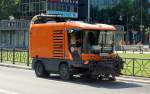 Am Wittenbergplatz in Berlin erwischt, die etwas gr��eren modernen Kehrmaschinen vom niederl�ndischen Produzenten der BOMAG FAYAT GROUP der ROVA 5�r Serie vom Typ 560 STH der Berliner Stadtreinigung