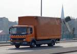 MB ATEGO 816 mit Pritschenaufbau mit Planeüberzug der Berliner Stadtreinigung am 16.03.15 Berlin-Putlitzbrücke.