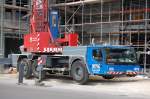 Nicht so oft bekommt man einen derartigen Baukran zu Gesicht, es ist ein Mobilbaukran der neuesten Generation von LIEBHERR mit der Bezeichnung MK 63 hier der Berliner Fa.