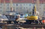 Die BUG Verkehrsbau AG ist imgr��eren Umfang schon seit einiger Zeit mit dem Gleisneu und -umbau gegen�ber dem S-Bhf Berlin Frankfurter Allee t�tig, hier ein Zweiwegebagger LIEBHERR 900 mit Bauh�nger