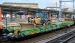 Ein Bauzug geschoben von LOCON 206 mit diesem interessanten Niederflurwagen vom Typ Saadkms der Fa.