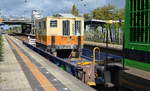 V 100-BUG-04 [NVR-Nummer: 92 80 1202 240-8 D-BUG] mit Niederflurwagen vom Typ Saadkms beladen mit einer Raupenmaschine (Drucksondiereinheit der Fa.