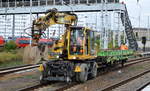 Ein LIEBHERR 900 Zweiwegebagger mit zweiachsigem Flachwagen der Fa.