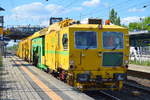 BUG Verkehrsbau AG mit ihrer Stopfmaschine P&T UNIMAT 09-475/4S N-DYNAMIC + P&T Schotterplaniermaschine SSP 100 am 15.05.17 Durchfahrt Bf.