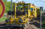 BUG Verkehrsbau AG mit ihrer Stopfmaschine P&T UNIMAT 09-475/4S N-DYNAMIC + P&T Schotterplaniermaschine SSP 100 am 15.05.17 Durchfahrt Bf.