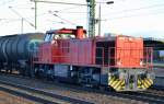 Captrain Mitlok 275 111-3 holt den abgestellten Kesselwagenzug im Bhf.