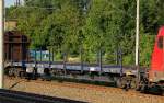 Blauer CFL Cargo Drehgestell-Flachwagen mit Rungen mit der Nr.