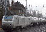 akiem Mietlok 37035[NVR-Number: 91 87 0037 035-9 F-AKIEM, Alstom Bj.2006] für CFL Cargo mit einem Kesselwagenzug für umweltgefährdende flüssige Stoffe (leer) Richtung Stendell am 06.03.17 Berlin-Buch. 