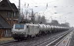 akiem Mietlok 37035[NVR-Number: 91 87 0037 035-9 F-AKIEM, Alstom Bj.2006] für CFL Cargo mit einem Kesselwagenzug für umweltgefährdende flüssige Stoffe (leer) Richtung Stendell am 06.03.17 Berlin-Buch.