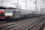MRCE Dispolok ES 64 F4-285 (91 80 6189 285-0 D-DISPO) der CTL ,mit Kesselwagenganzzug (Benzin) bei der Durchfahrt im Bhf.
