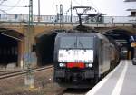 Die von CTL angemietete MRCE Dispollok ES 64 F4-209 (91 80 6189 209-0 D-DISPO) mit ex HGK Claas 66 und Ganzzug Schiebewandwagen bei der Durchfahrt Bhf.