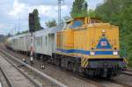 Nach Wendeman�ver zieht nun 203 309-0 (92 80 1203 309-0 D-DB, Bj.1971, ex DR 202 384) den Unkrautvernichtungszug Richtung Karower Kreuz Berlin, 20.06.10 (Aktuell wieder in Railion Diensten)