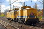 DB Netz AG 203 312-4 (92 80 1203 312-4 D-DB, Bj.1975) hat den vierachsigen Turmtriebwagen 704 001-7 am Haken, 31.10.09 Durchfahrt im Bhf.