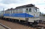 EGP 142 126-2 stand mit einem Leerzug Zementstaubwagen im Bhf.