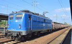 EGP mit ihrer 140 857-4 und einem Ganzzug offener Güterwagen mit staubiger Fracht am 13.09.16 Durchfahrt Bf.