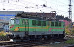 EGP mit 142 133-8 bei der Durchfahrt Bf.
