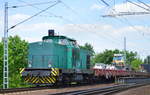 Die B&V Group mit ihrer 293 516-1 [NVR-Nummer: 92 80 1293 516-1 D-BUVL, LEW Bj.1999]. die aktuell an die Eichholz Eivel GmbH vermietet ist und einen Bauzug mit Raupe und Werkzeug-Containern der Fa. KGT am Haken hat am 22.05.17 Berlin-Wuhlheide.