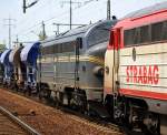Hinter der V170 1149 die dunkelblaue V170 1147 (Nohab Bj.1964) als Doppeltraktion mit STRABAG Sch�ttgutwagen bei der Durchhfahrt im Bhf.