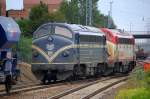 Die NOHAB Loks 1147 (92 80 1227 007-2 D-EIVEL) + 1149 (92 80 1227 008-0 D-EIVEL) fahren zum Ankuppeln an den Leerzug Sch�ttgutwagen heran, 18.08.10 Bhf.